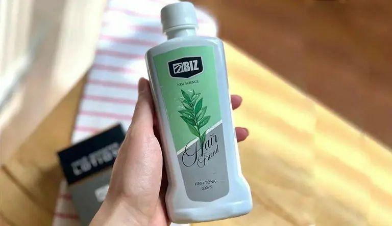🌿تونیک تقویت مو هیر فرند✨  ✔️افزایش گردش خون مویرگی در پوست سر  ✔️کمک به آبرسانی پوست و موی سر  ✔️تقویت پیاز و ریشه مو  ✔️تغذیه و تقویت فولیکول ها  ✔️بسیار موثر در کاهش ریزش مو  ✔️محرک سرعت رشد مو  ✔️ترمیم و ضخیم شدن ساقه و تارهای مو  ✔️استحکام موهای نازک و شکننده  ✔️پررنگ و براق شدن تارهای مو  ✔️م